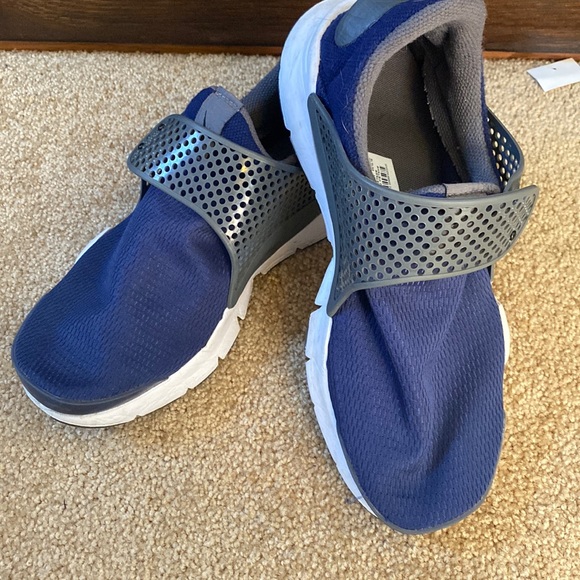 Nike Shoe- Youth Size (Like New) - Picture 1 of 3